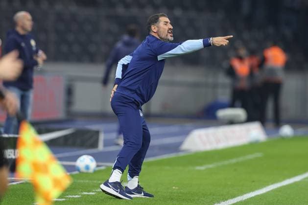 18.10.2024, xtgx, Fussball - 2.Bundesliga, Hertha BSC Berlin - Eintracht Braunschweig emspor, v.l. Cristian Fiel (Hertha, Trainer) gibt Anweisungen, gestikuliert mit den Armen, gesticulate, gives instructions (DFL DFB REGULATIONS PROHIBIT ANY USE OF PHOTOGRAPHS as IMAGE SEQUENCES and or QUASI-VIDEO) Berlin