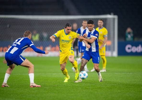 Fussball, Herren, Saison 2024 2025, 2. Bundesliga (9. Spieltag), Hertha BSC - Eintracht Braunschweig, v.l. Marton Dardai (Hertha BSC), Rayan Philippe (Braunschweig), Kevin Sessa (Hertha BSC), 18.10. 2024,
