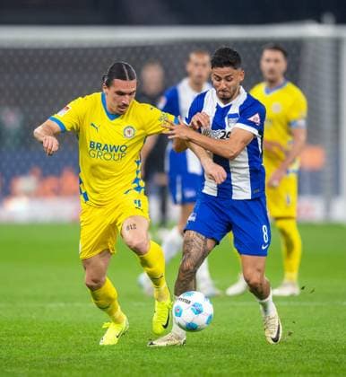 Fussball, Herren, Saison 2024 2025, 2. Bundesliga (9. Spieltag), Hertha BSC - Eintracht Braunschweig, v.l. Rayan Philippe (Braunschweig), Kevin Sessa (Hertha BSC), 18.10. 2024,