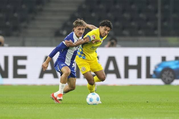 18.10.2024, xtgx, Fussball - 2.Bundesliga, Hertha BSC Berlin - Eintracht Braunschweig emspor, v.l. Michal Karbownik (Hertha, 33), Johan Gomez (Braunschweig, 44) Zweikampf, Duell, Kampf, tackle (DFL DFB REGULATIONS PROHIBIT ANY USE OF PHOTOGRAPHS as IMAGE SEQUENCES and or QUASI-VIDEO) Berlin