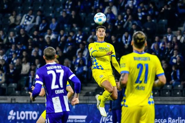 18.10.2024, xlakx, Fussball 2.Bundesliga, Hertha BSC Berlin - Eintracht Braunschweig emspor, v.l. Levente Szabo (Eintracht Braunschweig 11),zum Kopfball (DFL DFB REGULATIONS PROHIBIT ANY USE OF PHOTOGRAPHS as IMAGE SEQUENCES and or QUASI-VIDEO) Daniel Lakomski Jan Huebner Berlin