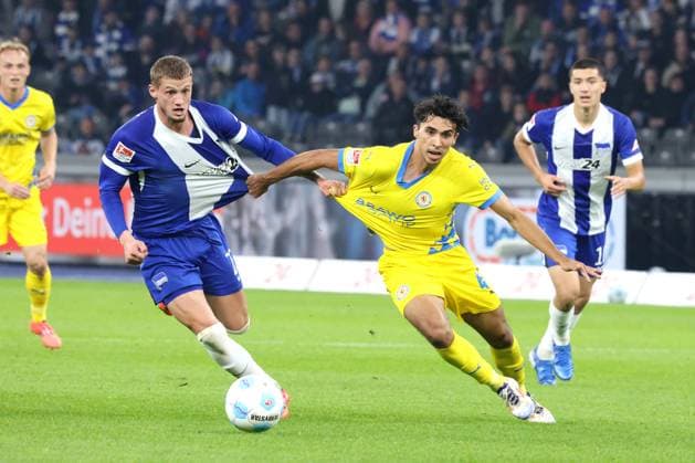 DEU, DFL, 2. FBL, Hertha BSC vs. Braunschweig, 18.10.2024, Berliner Olympiastadion, Berlin, DEU, DFL, 2. FBL, Hertha BSC vs. Braunschweig, im Bild Michael Cuisance (Hertha BSC Berlin 27), Johann Gomez (Eintracht Braunschweig 44) DFL - regulations prohibit any use of Photographs as image sequences and or quasi-video Foto: Juergen Engler nordphoto GmbH