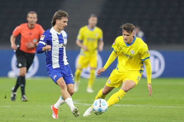18.10.2024, xtgx, Fussball - 2.Bundesliga, Hertha BSC Berlin - Eintracht Braunschweig emspor, v.l. Michal Karbownik (Hertha, 33), Levente Szabo (Braunschweig, 11) Zweikampf, Duell, Kampf, tackle (DFL DFB REGULATIONS PROHIBIT ANY USE OF PHOTOGRAPHS as IMAGE SEQUENCES and or QUASI-VIDEO) Berlin