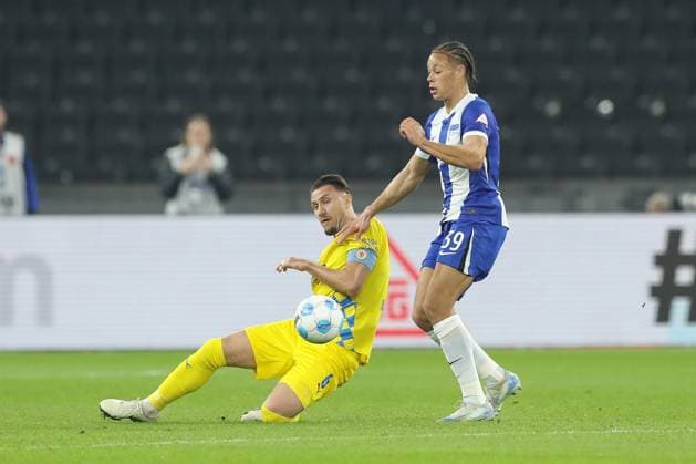 18.10.2024, xtgx, Fussball - 2.Bundesliga, Hertha BSC Berlin - Eintracht Braunschweig emspor, v.l. Ermin Bicakcic (Braunschweig, 6), Derry Scherhant (Hertha, 39) Zweikampf, Duell, Kampf, tackle (DFL DFB REGULATIONS PROHIBIT ANY USE OF PHOTOGRAPHS as IMAGE SEQUENCES and or QUASI-VIDEO) Berlin