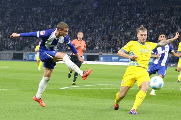 DEU, DFL, 2. FBL, Hertha BSC vs. Braunschweig, 18.10.2024, Berliner Olympiastadion, Berlin, DEU, DFL, 2. FBL, Hertha BSC vs. Braunschweig, im Bild Michael Cuisance (Hertha BSC Berlin 27), Kevin Ehlers (Eintracht Braunschweig 21) DFL - regulations prohibit any use of Photographs as image sequences and or quasi-video Foto: Juergen Engler nordphoto GmbH