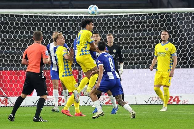 Berlin, 18.10.24, Fussball, 2.Bundesliga, 9. Spieltag, Hertha BSC - Eintracht Braunschweig, Olympiastadion. Johan Gomez von Eintracht Braunschweig kaempft gegen Berlins Kevin Sessa um den Ball. DFL regulations and DFB regulations prohibit any use of photographs as image sequences and or quasi-video, Foto: Andreas Gora Hertha BSC - Eintracht Braunschweig
