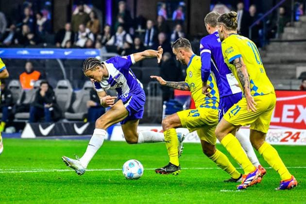 18.10.2024, xlakx, Fussball 2.Bundesliga, Hertha BSC Berlin - Eintracht Braunschweig emspor, v.l. Derry Scherhant (Hertha BSC 39),Robin Krauße(Eintracht Braunschweig 39),Zweikampf, Duell, Kampf, tackle (DFL DFB REGULATIONS PROHIBIT ANY USE OF PHOTOGRAPHS as IMAGE SEQUENCES and or QUASI-VIDEO) Daniel Lakomski Jan Huebner Berlin