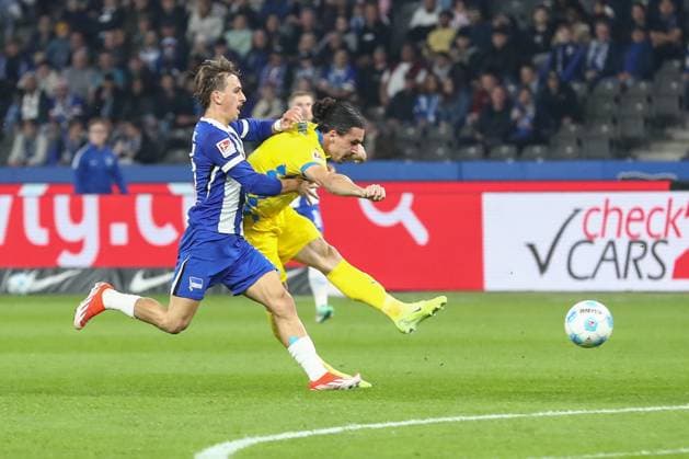 18.10.2024, xtgx, Fussball - 2.Bundesliga, Hertha BSC Berlin - Eintracht Braunschweig emspor, v.l. Michal Karbownik (Hertha, 33), Rayan Philippe (Braunschweig, 9) zwei (DFL DFB REGULATIONS PROHIBIT ANY USE OF PHOTOGRAPHS as IMAGE SEQUENCES and or QUASI-VIDEO) Berlin