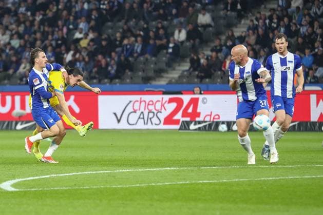 18.10.2024, xtgx, Fussball - 2.Bundesliga, Hertha BSC Berlin - Eintracht Braunschweig emspor, v.l. Michal Karbownik (Hertha, 33), Rayan Philippe (Braunschweig, 9) zwei (DFL DFB REGULATIONS PROHIBIT ANY USE OF PHOTOGRAPHS as IMAGE SEQUENCES and or QUASI-VIDEO) Berlin