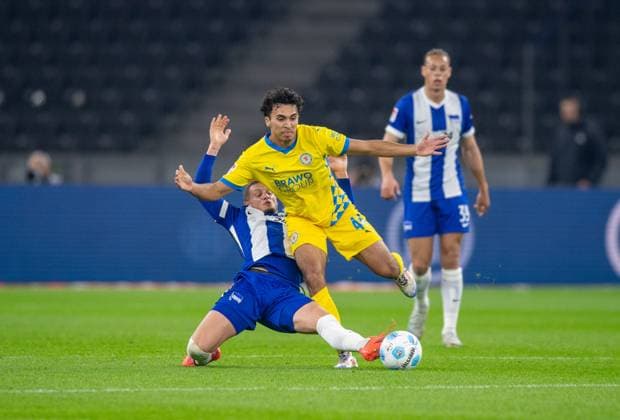 Fussball, Herren, Saison 2024 2025, 2. Bundesliga (9. Spieltag), Hertha BSC - Eintracht Braunschweig, v.l. Michael Cuisance (Hertha BSC), Johan Gomez (Braunschweig), 18.10. 2024,