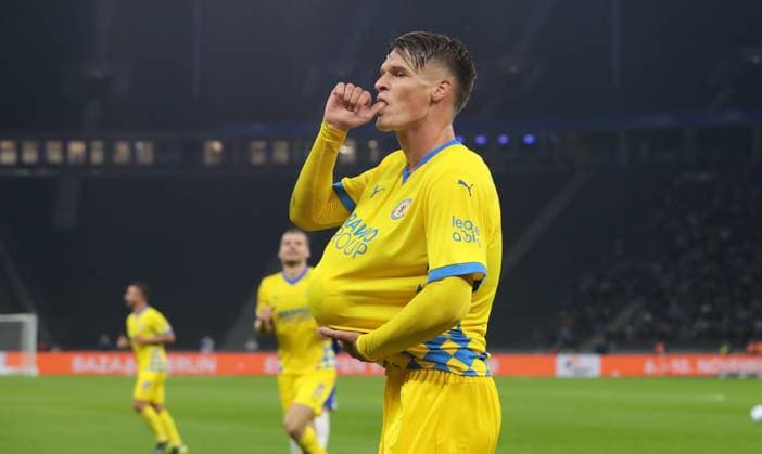 Sport Bilder des Tages Levente Szabo jubelt nach 0:1 Freude Emotion Jubel Fußball Fussball DFL 2.Bundesliga Herren 9.Spieltag Saison 2024 2025 18.10.2024 Hertha BSC Berlin vs. Eintracht Braunschweig BTSV DFL regulations prohibit any use of photographs as image sequences and or quasi-video