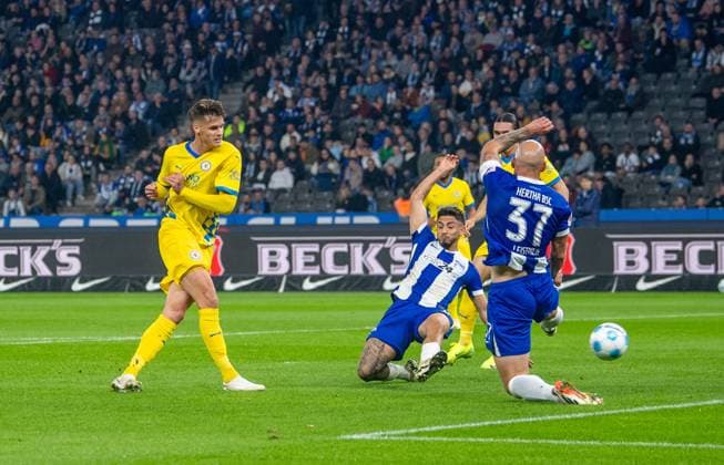 Fussball, Herren, Saison 2024 2025, 2. Bundesliga (9. Spieltag), Hertha BSC - Eintracht Braunschweig, v.l. Levente Szabo (Braunschweig) erzielt das Tor zum 0:1 gegen Kevin Sessa (Hertha BSC) und Toni Leistner (Hertha BSC), 18.10. 2024,