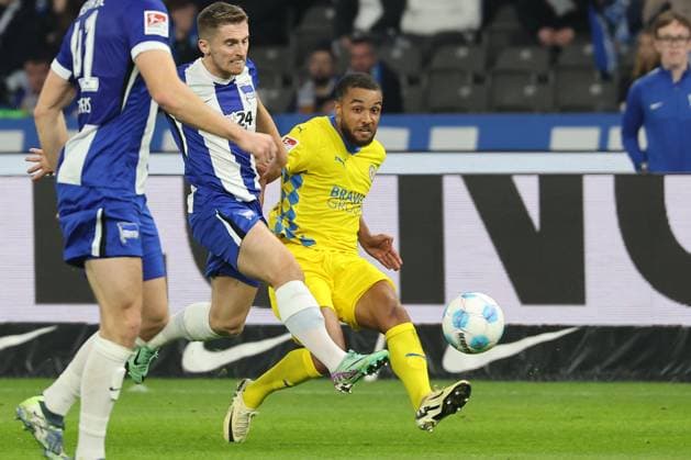 Berlin, 18.10.24, Fussball, 2.Bundesliga, 9. Spieltag, Hertha BSC - Eintracht Braunschweig, Olympiastadion. Johan Gomez von Eintracht Braunschweig kaempft gegen Berlins Jonjoe Kenny um den Ball. DFL regulations and DFB regulations prohibit any use of photographs as image sequences and or quasi-video, Foto: Andreas Gora Hertha BSC - Eintracht Braunschweig