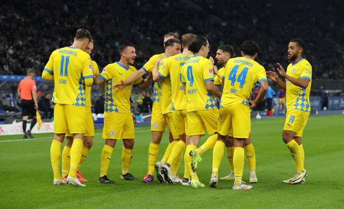 Levente Szabo jubelt nach 0:1 mit Teamkollegen Freude Emotion Jubel Fußball Fussball DFL 2.Bundesliga Herren 9.Spieltag Saison 2024 2025 18.10.2024 Hertha BSC Berlin vs. Eintracht Braunschweig BTSV DFL regulations prohibit any use of photographs as image sequences and or quasi-video