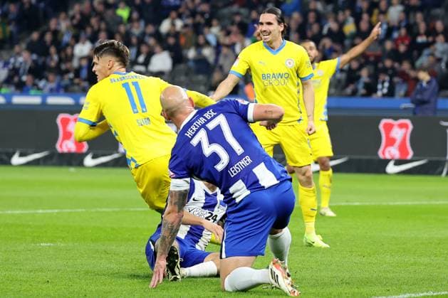Berlin, 18.10.24, Fussball, 2.Bundesliga, 9. Spieltag, Hertha BSC - Eintracht Braunschweig, Olympiastadion.Levente Szabo von Eintracht Braunschweig trifft zum 1:0. DFL regulations and DFB regulations prohibit any use of photographs as image sequences and or quasi-video, Foto: Andreas Gora Hertha BSC - Eintracht Braunschweig