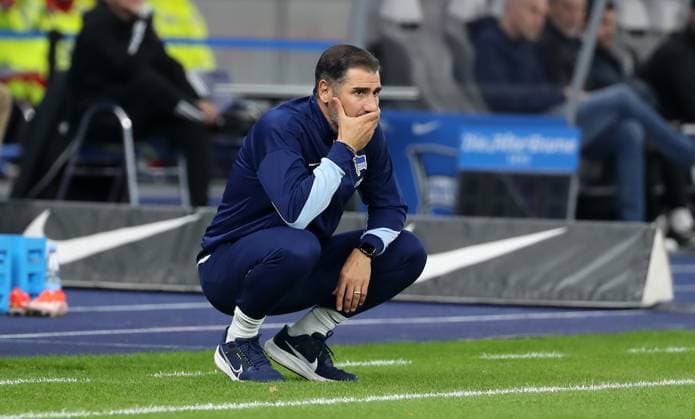 Trainer Cristian Fiel nachdenklich Einzelbild Freisteller Aktion Fußball Fussball DFL 2.Bundesliga Herren 9.Spieltag Saison 2024 2025 18.10.2024 Hertha BSC Berlin vs. Eintracht Braunschweig BTSV DFL regulations prohibit any use of photographs as image sequences and or quasi-video