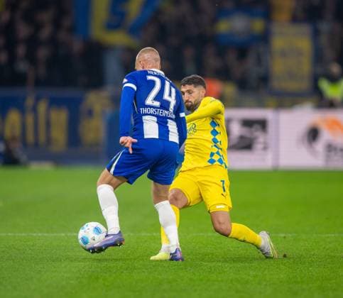 Fussball, Herren, Saison 2024 2025, 2. Bundesliga (9. Spieltag), Hertha BSC - Eintracht Braunschweig, v.l. Jon Dagur Thorsteinsson (Hertha BSC), Fabio Kaufmann (Braunschweig), 18.10. 2024,