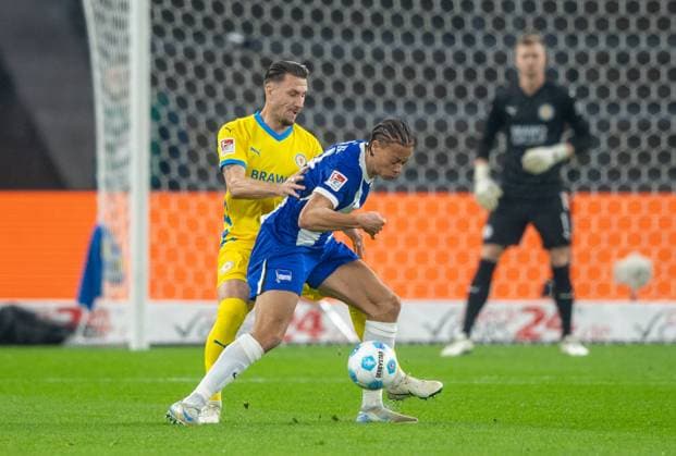 Fussball, Herren, Saison 2024 2025, 2. Bundesliga (9. Spieltag), Hertha BSC - Eintracht Braunschweig, v.l. Ermin Bicakcic (Braunschweig), Derry Scherhant (Hertha BSC), 18.10. 2024,