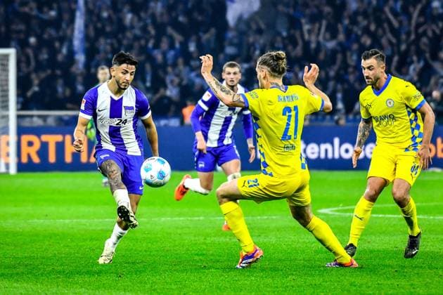 18.10.2024, xlakx, Fussball 2.Bundesliga, Hertha BSC Berlin - Eintracht Braunschweig emspor, v.l. Kevin Sessa (Hertha BSC 8),Kevin Ehlers (Eintracht Braunschweig 21),Zweikampf, Duell, Kampf, tackle (DFL DFB REGULATIONS PROHIBIT ANY USE OF PHOTOGRAPHS as IMAGE SEQUENCES and or QUASI-VIDEO) Daniel Lakomski Jan Huebner Berlin