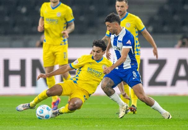 Fussball, Herren, Saison 2024 2025, 2. Bundesliga (9. Spieltag), Hertha BSC - Eintracht Braunschweig, v.l. Johan Gomez (Braunschweig), Kevin Sessa (Hertha BSC), 18.10. 2024,