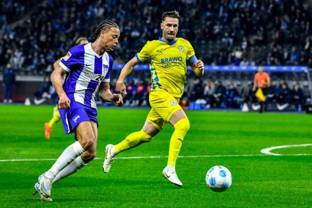 18.10.2024, xlakx, Fussball 2.Bundesliga, Hertha BSC Berlin - Eintracht Braunschweig emspor, v.l. Derry Scherhant (Hertha BSC 39),Ermin Bicakcic (Eintracht Braunschweig 6),Zweikampf, Duell, Kampf, tackle (DFL DFB REGULATIONS PROHIBIT ANY USE OF PHOTOGRAPHS as IMAGE SEQUENCES and or QUASI-VIDEO) Daniel Lakomski Jan Huebner Berlin