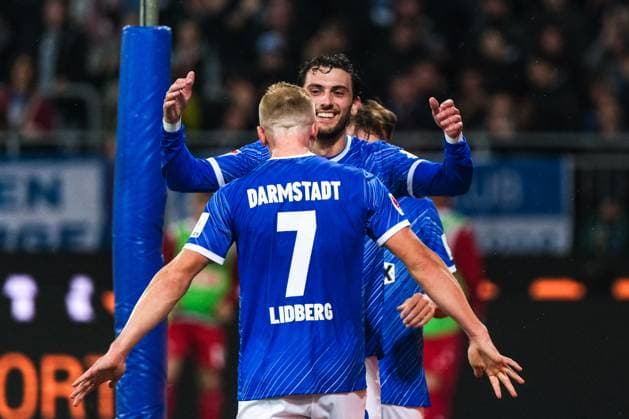Isac Lidberg (SV Darmstadt 98, 07) und Fraser Hornby (SV Darmstadt 98, 09) bejubeln das Tor zum 2:1, GER, SV Darmstadt 98 vs. 1. FC Koeln, Fussball, 2. Bundesliga, 9. Spieltag, Saison 2024 2025, 18.10.2024. DFL REGULATIONS PROHIBIT ANY USE OF PHOTOGRAPHS as IMAGE SEQUENCES and or QUASI-VIDEO. GER, SV Darmstadt 98 vs. 1. FC Koeln, Fussball, 2. Bundesliga, 9. Spieltag, Saison 2024 2025, 18.10.2024. Darmsatdt