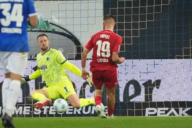 Tim Lemperle (1. FC Köln) erzielt das Tor zum 1:1 Ausgleich gegen Torwart Marcel Schuhen (SV Darmstadt 98, 01) - 18.10.2024 2. Bundesliga, Saison 24 25: SV Darmstadt 98 vs 1. FC Köln, Stadion am Boellenfalltor, emonline, emspor,