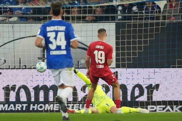 Tim Lemperle (1. FC Köln) erzielt das Tor zum 1:1 Ausgleich gegen Torwart Marcel Schuhen (SV Darmstadt 98, 01) - 18.10.2024 2. Bundesliga, Saison 24 25: SV Darmstadt 98 vs 1. FC Köln, Stadion am Boellenfalltor, emonline, emspor,