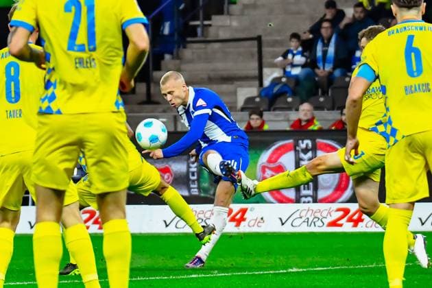 18.10.2024, xlakx, Fussball 2.Bundesliga, Hertha BSC Berlin - Eintracht Braunschweig emspor, v.l. Jon Dagur Thorsteinsson (Hertha BSC 24),Torschuss (DFL DFB REGULATIONS PROHIBIT ANY USE OF PHOTOGRAPHS as IMAGE SEQUENCES and or QUASI-VIDEO) Daniel Lakomski Jan Huebner Berlin