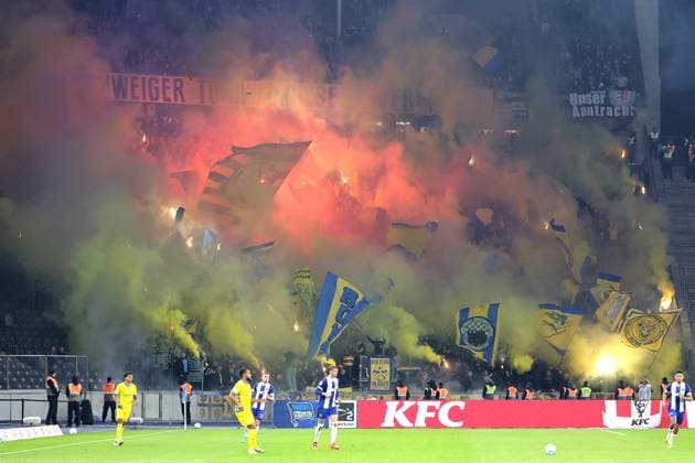Berlin, 18.10.24, Fussball, 2.Bundesliga, 9. Spieltag, Hertha BSC - Eintracht Braunschweig, Olympiastadion. Fans von xxx zünden bengalisches Feuer. DFL regulations and DFB regulations prohibit any use of photographs as image sequences and or quasi-video, Foto: Andreas Gora Hertha BSC - Eintracht Braunschweig