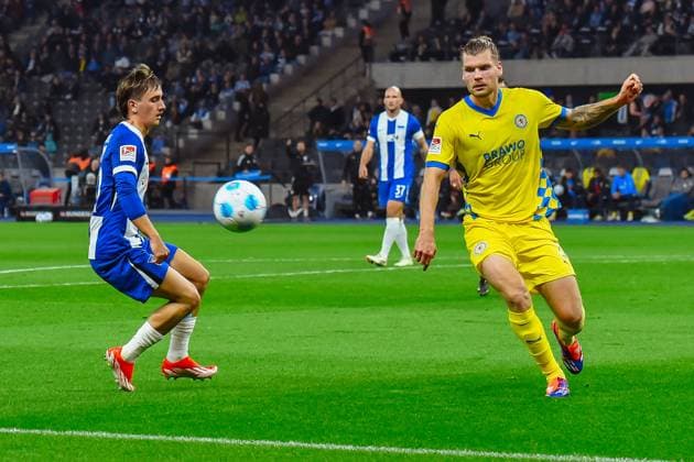 18.10.2024, xlakx, Fussball 2.Bundesliga, Hertha BSC Berlin - Eintracht Braunschweig emspor, v.l. Michal Karbownik (Hertha BSC 33),Kevin Ehlers (Eintracht Braunschweig 21),Zweikampf, Duell, Kampf, tackle (DFL DFB REGULATIONS PROHIBIT ANY USE OF PHOTOGRAPHS as IMAGE SEQUENCES and or QUASI-VIDEO) Daniel Lakomski Jan Huebner Berlin