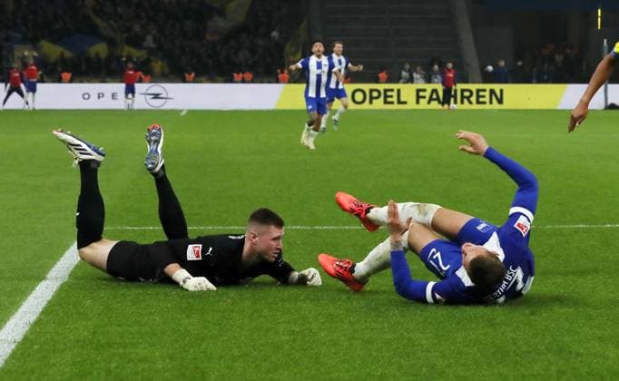 Torwart Lennart Grill Notbremse an Michael Cuisance Fußball Fussball DFL 2.Bundesliga Herren 9.Spieltag Saison 2024 2025 18.10.2024 Hertha BSC Berlin vs. Eintracht Braunschweig BTSV DFL regulations prohibit any use of photographs as image sequences and or quasi-video