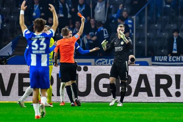 18.10.2024, xlakx, Fussball 2.Bundesliga, Hertha BSC Berlin - Eintracht Braunschweig emspor, v.l. Lennart Grill (Eintracht Braunschweig 1),bekommt die Rote Karte (DFL DFB REGULATIONS PROHIBIT ANY USE OF PHOTOGRAPHS as IMAGE SEQUENCES and or QUASI-VIDEO) Daniel Lakomski Jan Huebner Berlin