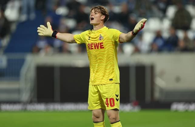 18.10.2024, xdcx, Fussball 2. Bundesliga, SV Darmstadt 98 - 1. FC Köln, emonline, emspor, despor, v.l., Torwart Jonas Urbig (1. FC Köln) gibt Anweisungen, gestikuliert, mit den Armen gestikulieren gives instructions, gesticulate DFL DFB REGULATIONS PROHIBIT ANY USE OF PHOTOGRAPHS AS IMAGE SEQUENCES AND OR QUASI-VIDEO.