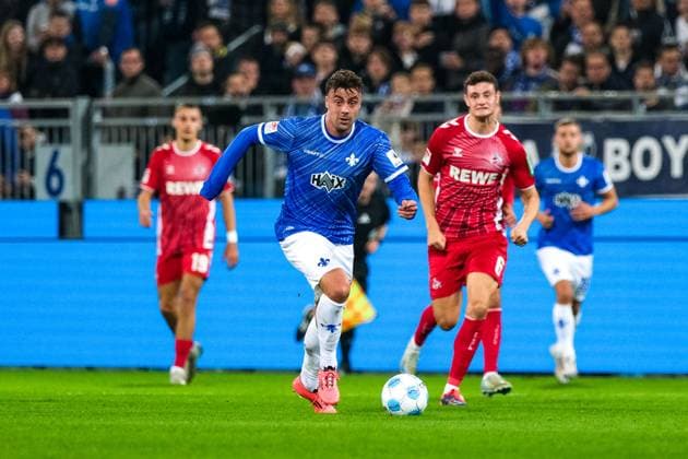 Philip Förster (SV Darmstadt 98, 18) am Ball, GER, SV Darmstadt 98 vs. 1. FC Koeln, Fussball, 2. Bundesliga, 9. Spieltag, Saison 2024 2025, 18.10.2024. DFL REGULATIONS PROHIBIT ANY USE OF PHOTOGRAPHS as IMAGE SEQUENCES and or QUASI-VIDEO. GER, SV Darmstadt 98 vs. 1. FC Koeln, Fussball, 2. Bundesliga, 9. Spieltag, Saison 2024 2025, 18.10.2024. Darmsatdt