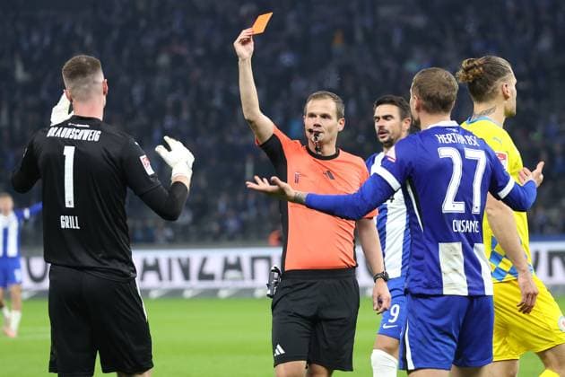 Berlin, 18.10.24, Fussball, 2.Bundesliga, 9. Spieltag, Hertha BSC - Eintracht Braunschweig, Olympiastadion. Torwart Lennart Grill von Eintracht Braunschweig foult Berlins Mickal Cuisance und erhaelt die rote Karte. DFL regulations and DFB regulations prohibit any use of photographs as image sequences and or quasi-video, Foto: Andreas Gora Hertha BSC - Eintracht Braunschweig