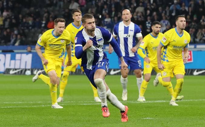 Michael Cuisance jubelt nach 1:1 Ausgleich Freude Emotion Jubel Fußball Fussball DFL 2.Bundesliga Herren 9.Spieltag Saison 2024 2025 18.10.2024 Hertha BSC Berlin vs. Eintracht Braunschweig BTSV DFL regulations prohibit any use of photographs as image sequences and or quasi-video