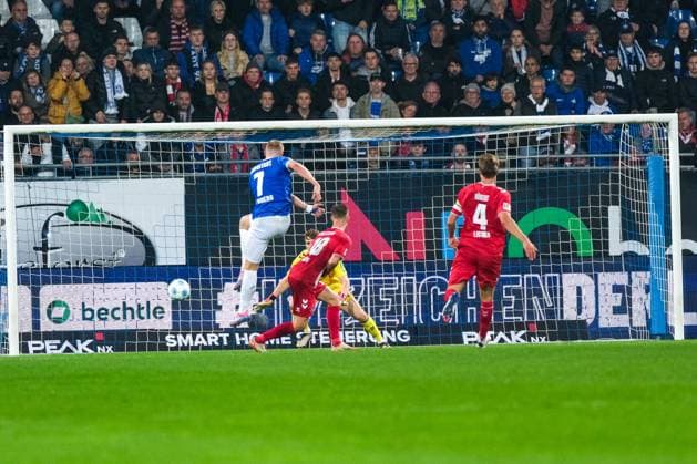 Isac Lidberg (SV Darmstadt 98, 07) schießt das Tor zum 3:1, GER, SV Darmstadt 98 vs. 1. FC Koeln, Fussball, 2. Bundesliga, 9. Spieltag, Saison 2024 2025, 18.10.2024. DFL REGULATIONS PROHIBIT ANY USE OF PHOTOGRAPHS as IMAGE SEQUENCES and or QUASI-VIDEO. GER, SV Darmstadt 98 vs. 1. FC Koeln, Fussball, 2. Bundesliga, 9. Spieltag, Saison 2024 2025, 18.10.2024. Darmsatdt