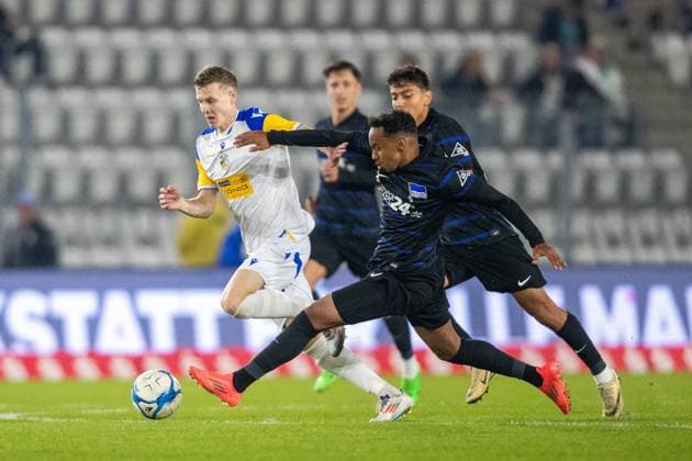 Jena , 181024, Fussball Regionalliga , FC Carl-Zeiss Jena gegen Hertha BSC U23 im Bild: Ken Gipson (Jena) gegen Bilal Hussein (Berlin)