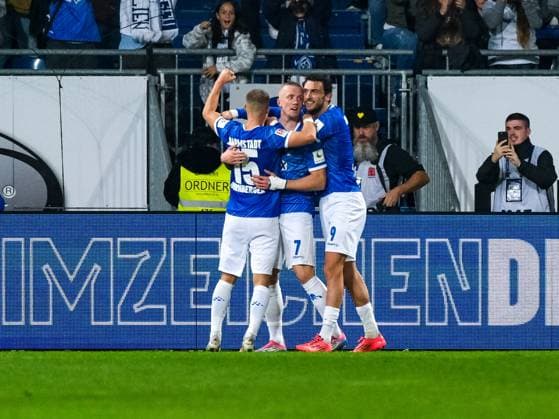 Isac Lidberg (SV Darmstadt 98, 07) und Team bejubeln das Tor zium 3:1, GER, SV Darmstadt 98 vs. 1. FC Koeln, Fussball, 2. Bundesliga, 9. Spieltag, Saison 2024 2025, 18.10.2024. DFL REGULATIONS PROHIBIT ANY USE OF PHOTOGRAPHS as IMAGE SEQUENCES and or QUASI-VIDEO. GER, SV Darmstadt 98 vs. 1. FC Koeln, Fussball, 2. Bundesliga, 9. Spieltag, Saison 2024 2025, 18.10.2024. Darmsatdt