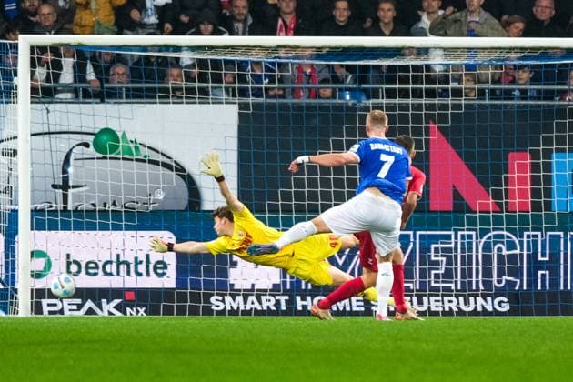 Isac Lidberg (SV Darmstadt 98, 07) schießt das Tor zum 3:1, GER, SV Darmstadt 98 vs. 1. FC Koeln, Fussball, 2. Bundesliga, 9. Spieltag, Saison 2024 2025, 18.10.2024. DFL REGULATIONS PROHIBIT ANY USE OF PHOTOGRAPHS as IMAGE SEQUENCES and or QUASI-VIDEO. GER, SV Darmstadt 98 vs. 1. FC Koeln, Fussball, 2. Bundesliga, 9. Spieltag, Saison 2024 2025, 18.10.2024. Darmsatdt