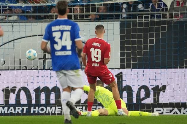 Tim Lemperle (1. FC Köln) erzielt das Tor zum 1:1 Ausgleich gegen Torwart Marcel Schuhen (SV Darmstadt 98, 01) - 18.10.2024 2. Bundesliga, Saison 24 25: SV Darmstadt 98 vs 1. FC Köln, Stadion am Boellenfalltor, emonline, emspor,