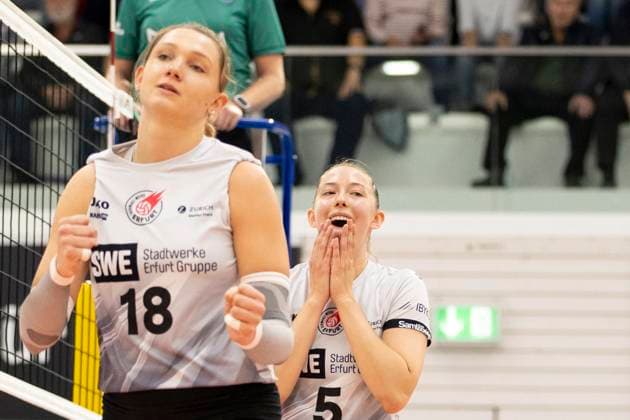 1. Volleyball Bundesliga Frauen: Schwarz-Weiss Erfurt vs. USC Münster; Erfurt; 18.10.2024 Isabella Noble ( 5; Schwarz-Weiss Erfurt) und Kaylee Oscarson ( 18; Schwarz-Weiss Erfurt) (links) 1. Volleyball Bundesliga Frauen: Schwarz-Weiss Erfurt vs. USC Münster; Riethsporthalle Erfurt; 18.10.2024 Copyright: xBEAUTIFULxSPORTS Duehringx