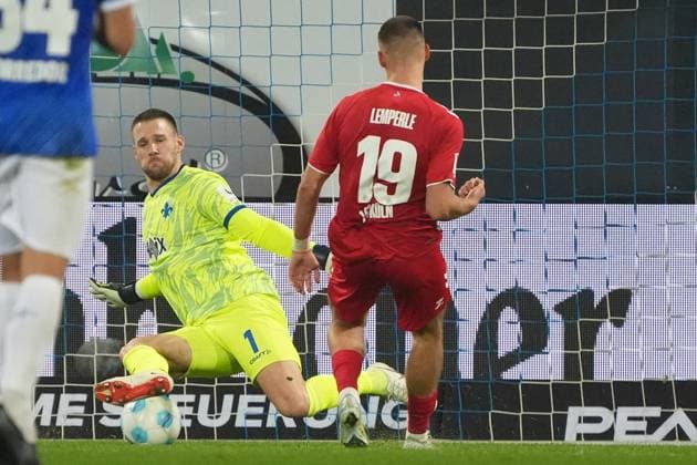 Tim Lemperle (1. FC Köln) erzielt das Tor zum 1:1 Ausgleich gegen Torwart Marcel Schuhen (SV Darmstadt 98, 01) - 18.10.2024 2. Bundesliga, Saison 24 25: SV Darmstadt 98 vs 1. FC Köln, Stadion am Boellenfalltor, emonline, emspor,
