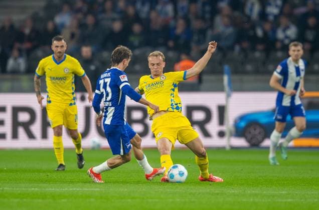 Fussball, Herren, Saison 2024 2025, 2. Bundesliga (9. Spieltag), Hertha BSC - Eintracht Braunschweig, v.l. Michal Karbownik (Hertha BSC), Niklas Tauer (Braunschweig), 18.10. 2024,