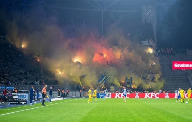 Fussball, Herren, Saison 2024 2025, 2. Bundesliga (9. Spieltag), Hertha BSC - Eintracht Braunschweig, Fans von Braunschweig zünden Pyrotechnik, 18.10. 2024,