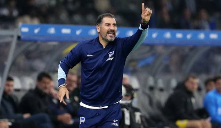 Trainer Cristian Fiel zeigend, gestikulierend Aktion Oberkörper Fußball Fussball DFL 2.Bundesliga Herren 9.Spieltag Saison 2024 2025 18.10.2024 Hertha BSC Berlin vs. Eintracht Braunschweig BTSV DFL regulations prohibit any use of photographs as image sequences and or quasi-video