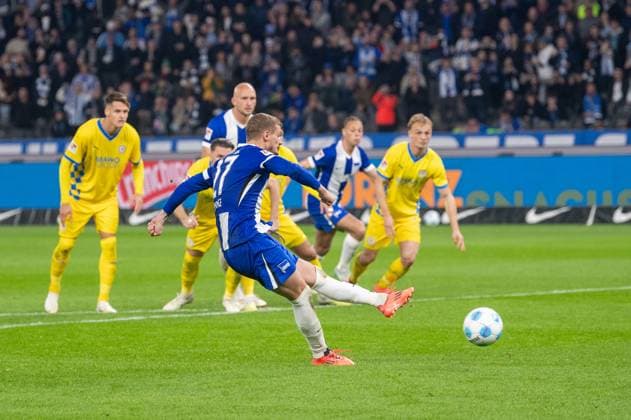 Fussball, Herren, Saison 2024 2025, 2. Bundesliga (9. Spieltag), Hertha BSC - Eintracht Braunschweig, Michael Cuisance (Hertha BSC) erzielt per Foulelfmeter das Tor zum 1:1, 18.10. 2024,