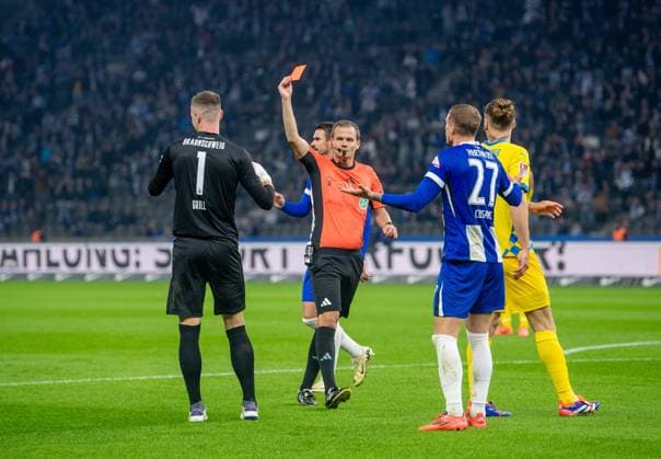 Fussball, Herren, Saison 2024 2025, 2. Bundesliga (9. Spieltag), Hertha BSC - Eintracht Braunschweig, Schiedsrichter Dr. Robin Braun zeigt Torhüter Lennart Grill (Braunschweig) die rote Karte, 18.10. 2024,