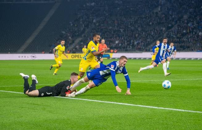 Fussball, Herren, Saison 2024 2025, 2. Bundesliga (9. Spieltag), Hertha BSC - Eintracht Braunschweig, v.l. Torhüter Lennart Grill (Braunschweig) foult Michael Cuisance (Hertha BSC) im Strafraum, 18.10. 2024,